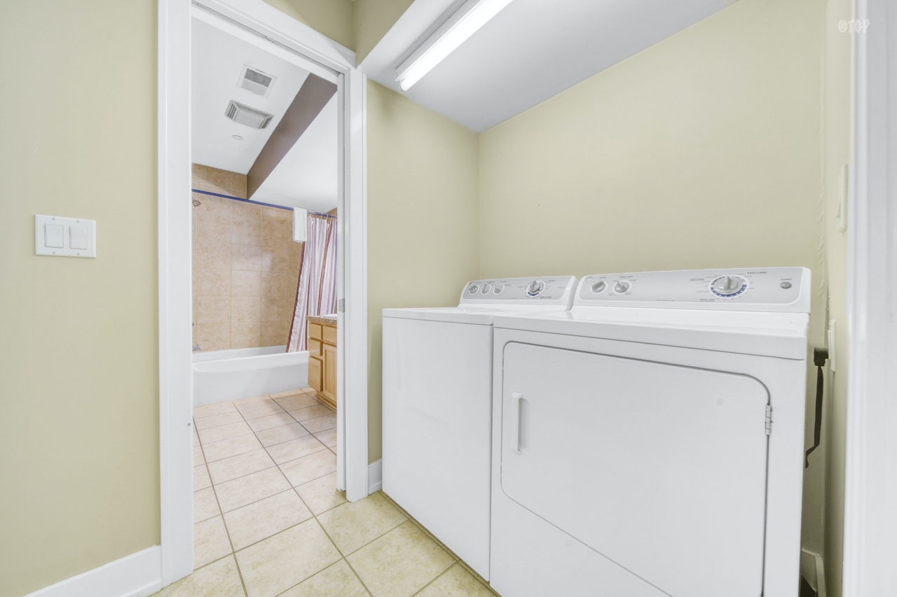 The Northern Lights Condo Resort: Unit 14 features a washer and dryer unit.